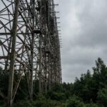Au fond de la forêt interdite de Tchernobyl se dresse depuis 1976 une antenne de 700 m si puissante qu'un simple poste rad...