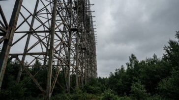 Au fond de la forêt interdite de Tchernobyl se dresse depuis 1976 une antenne de 700 m si puissante qu'un simple poste rad...