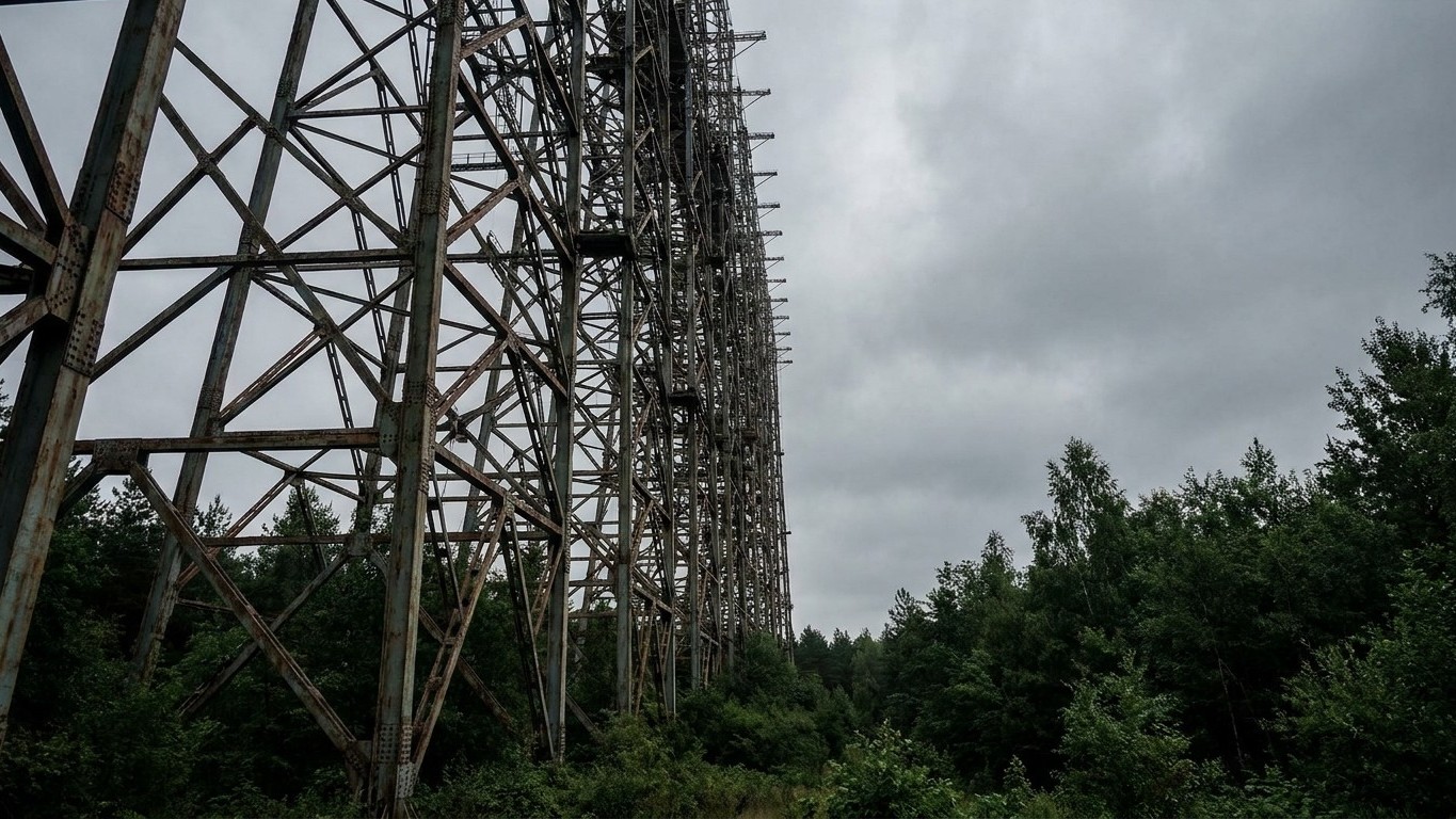 Au fond de la forêt interdite de Tchernobyl se dresse depuis 1976 une antenne de 700 m si puissante qu'un simple poste rad...