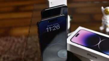 C'est fini pour la grosse pastille noire en haut de l'écran : en septembre 2026, l'iPhone Pro arrive avec une version rétr...