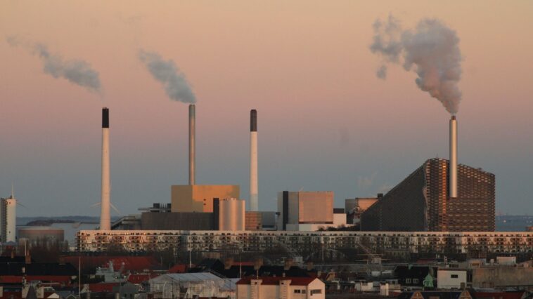 Copenhague a coiffé une usine d'une piste de ski de 400 m en 2019 : ses fours ne tournent pas avec les déchets des Danois