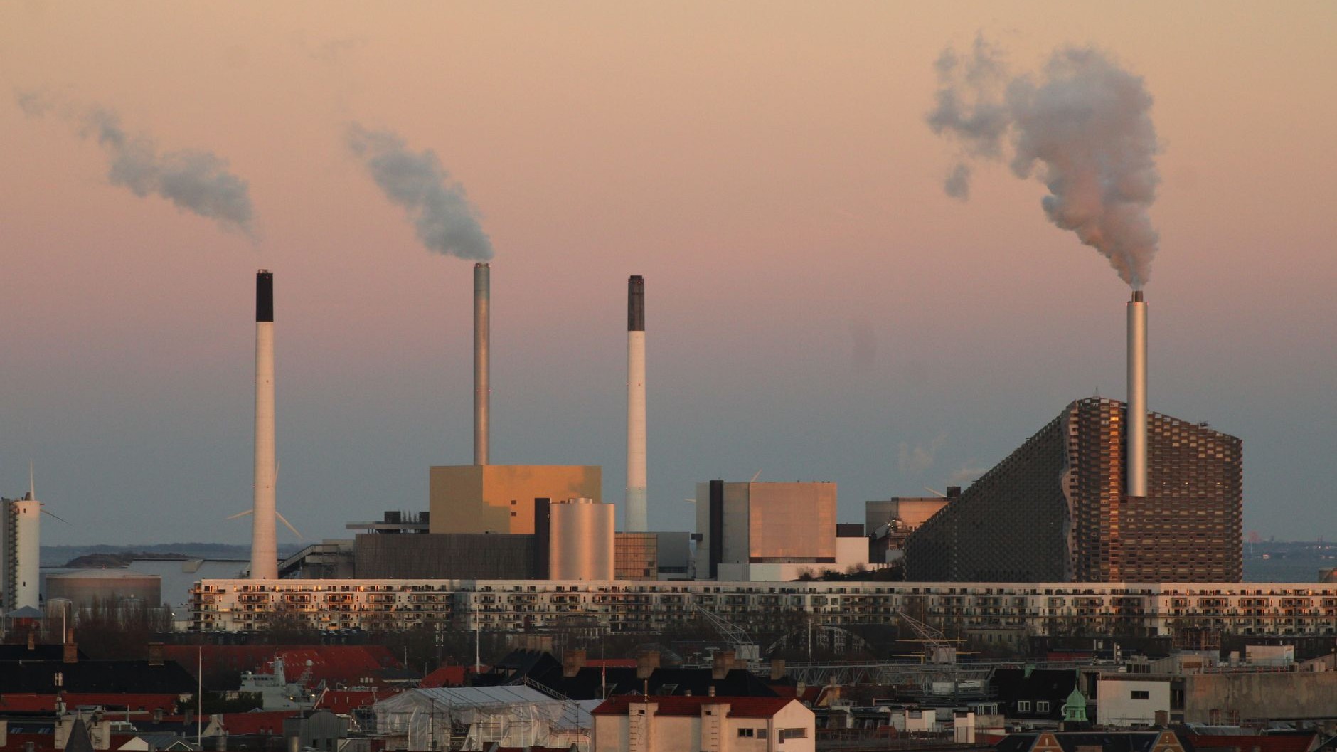 Copenhague a coiffé une usine d’une piste de ski de 400 m en 2019 : ses fours ne tournent pas avec les déchets des Danois