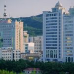 En dressant 105 étages de béton au-dessus de Pyongyang dès 1987, les Nord-Coréens ont littéralement changé la silhouette d...