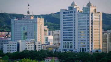 En dressant 105 étages de béton au-dessus de Pyongyang dès 1987, les Nord-Coréens ont littéralement changé la silhouette d...