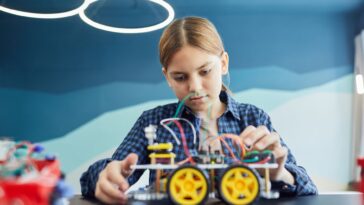 Fini la manette pour piloter un robot : à VivaTech, deux sociétés françaises ont posé un casque sur une tête et l'humanoïd...
