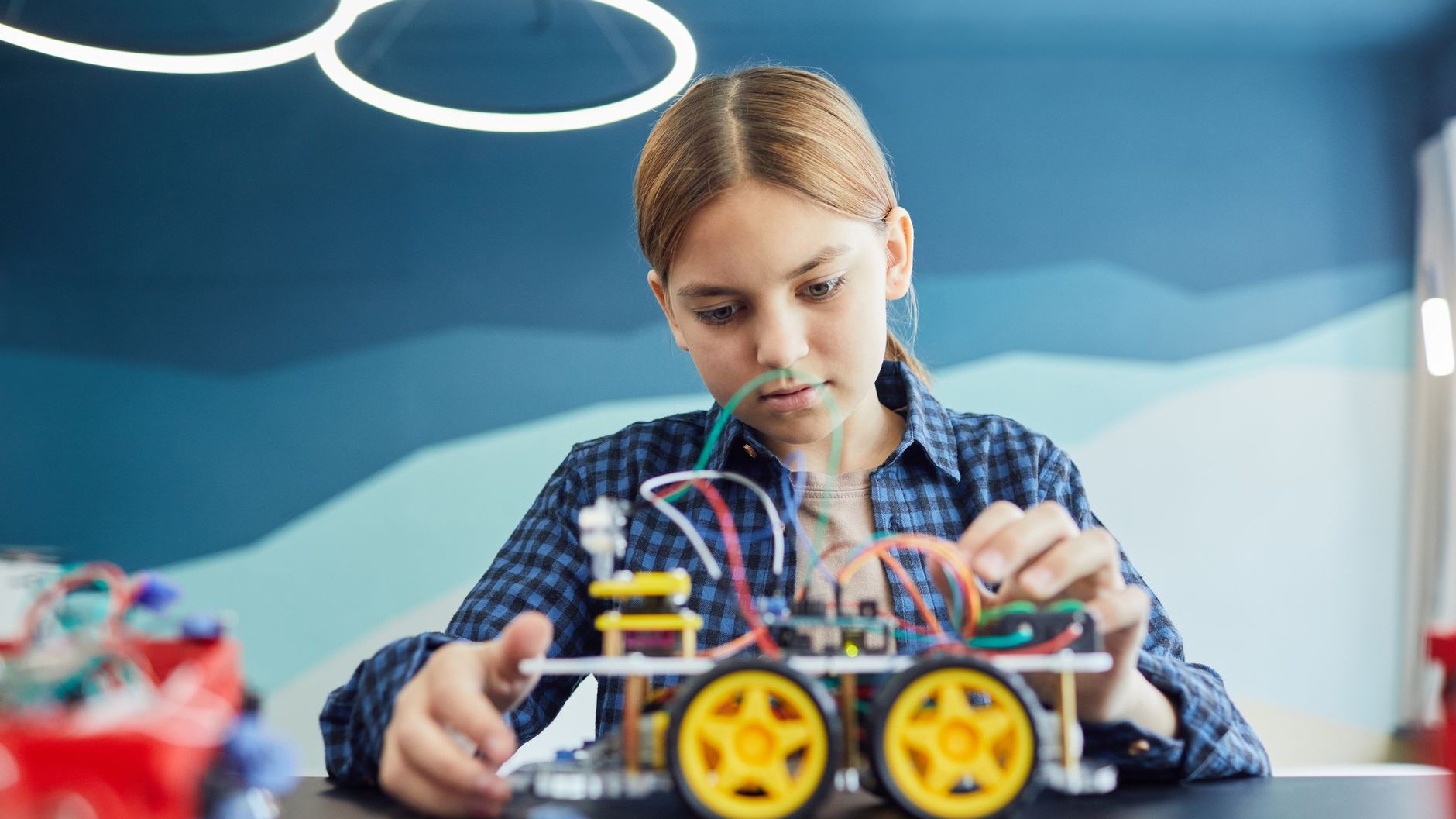 Fini la manette pour piloter un robot : à VivaTech, deux sociétés françaises ont posé un casque sur une tête et l'humanoïd...