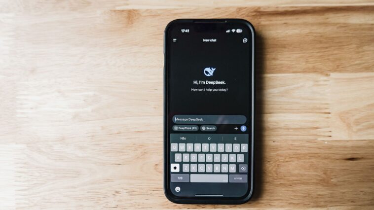 Fini le clavier tactile : en 2026, ce prototype dévoilé au CES ramène les touches physiques sous l'écran du smartphone