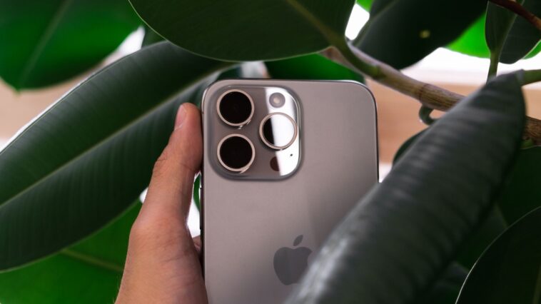 J'ai coupé le réseau de mon iPhone 15 Pro juste pour voir si la traduction tenait : quelques secondes plus tard, j'ai comp...