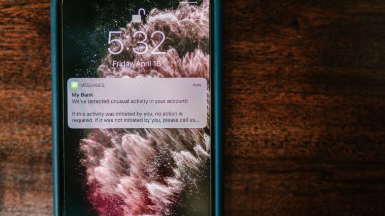 J'ai laissé l'IA d'Apple résumer mes notifications sur l'écran verrouillé juste pour gagner du temps : au troisième messag...