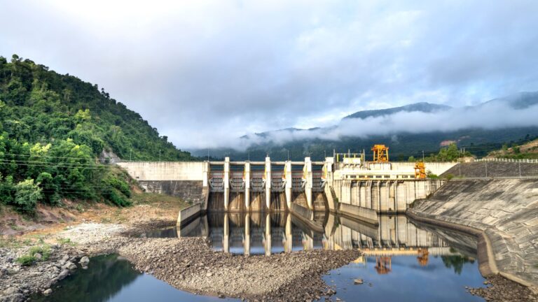 L'Australie a une batterie d'eau de 2 200 mégawatts promise pour 2021 : neuf ans de chantier plus tard, elle n'a pas encor...