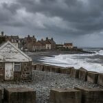 Le pays de Galles a un village de 700 habitants classé indéfendable face à la mer : ses maisons sont encore debout mais pl...