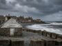 Le pays de Galles a un village de 700 habitants classé indéfendable face à la mer : ses maisons sont encore debout mais pl...