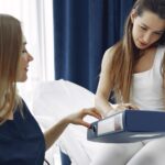 On s'obstine tous à tout raconter deux fois à son médecin, alors que ce que Doctolib installe dans le cabinet écoute déjà ...