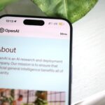 OpenAI a payé 6,5 milliards de dollars le studio de Jony Ive en 2025 : son premier appareil n'aura pas un seul écran à all...