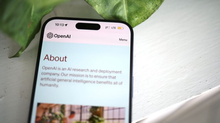 OpenAI a payé 6,5 milliards de dollars le studio de Jony Ive en 2025 : son premier appareil n'aura pas un seul écran à all...