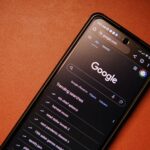 Ouvrez le menu à trois points d'un article dans Google Discover et descendez : c'est le premier geste des utilisateurs dep...