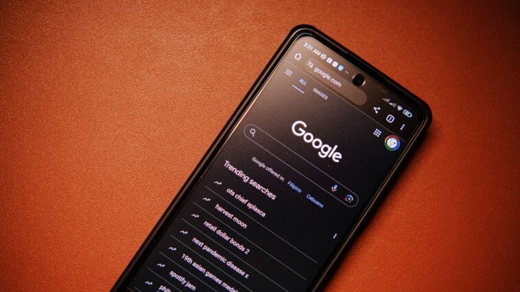 Ouvrez le menu à trois points d'un article dans Google Discover et descendez : c'est le premier geste des utilisateurs dep...