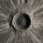 Plus personne n'ira ramasser ce qui tombe sur la Lune : voici le trou de 18 mètres qu'un étage de Falcon 9 a laissé début ...