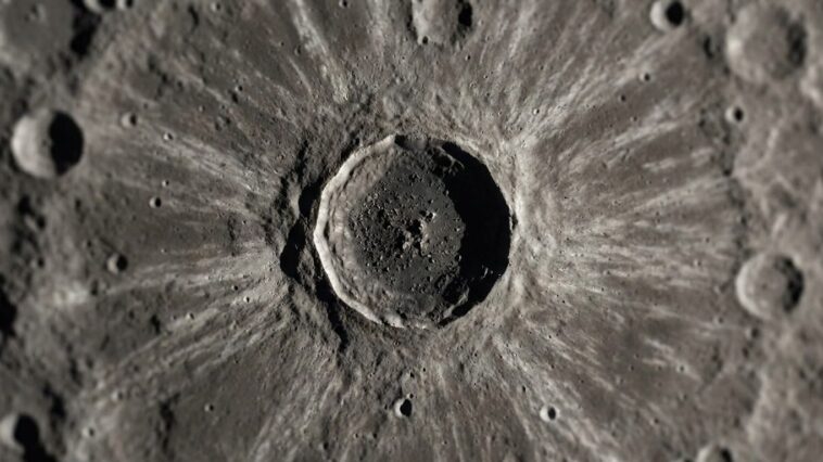 Plus personne n'ira ramasser ce qui tombe sur la Lune : voici le trou de 18 mètres qu'un étage de Falcon 9 a laissé début ...